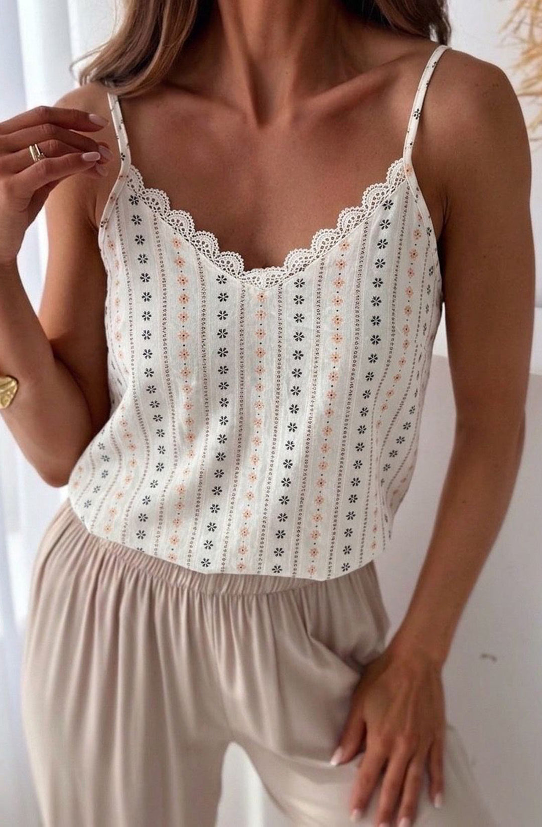 Avelon Lightweight  Cotton Linen Blend Scallop V Neck Cami Top