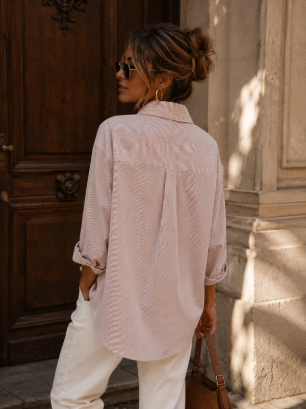 EA-Ch305-4 Maelle pale pinkish neutral shirt, rear view showing pleat and curved hem